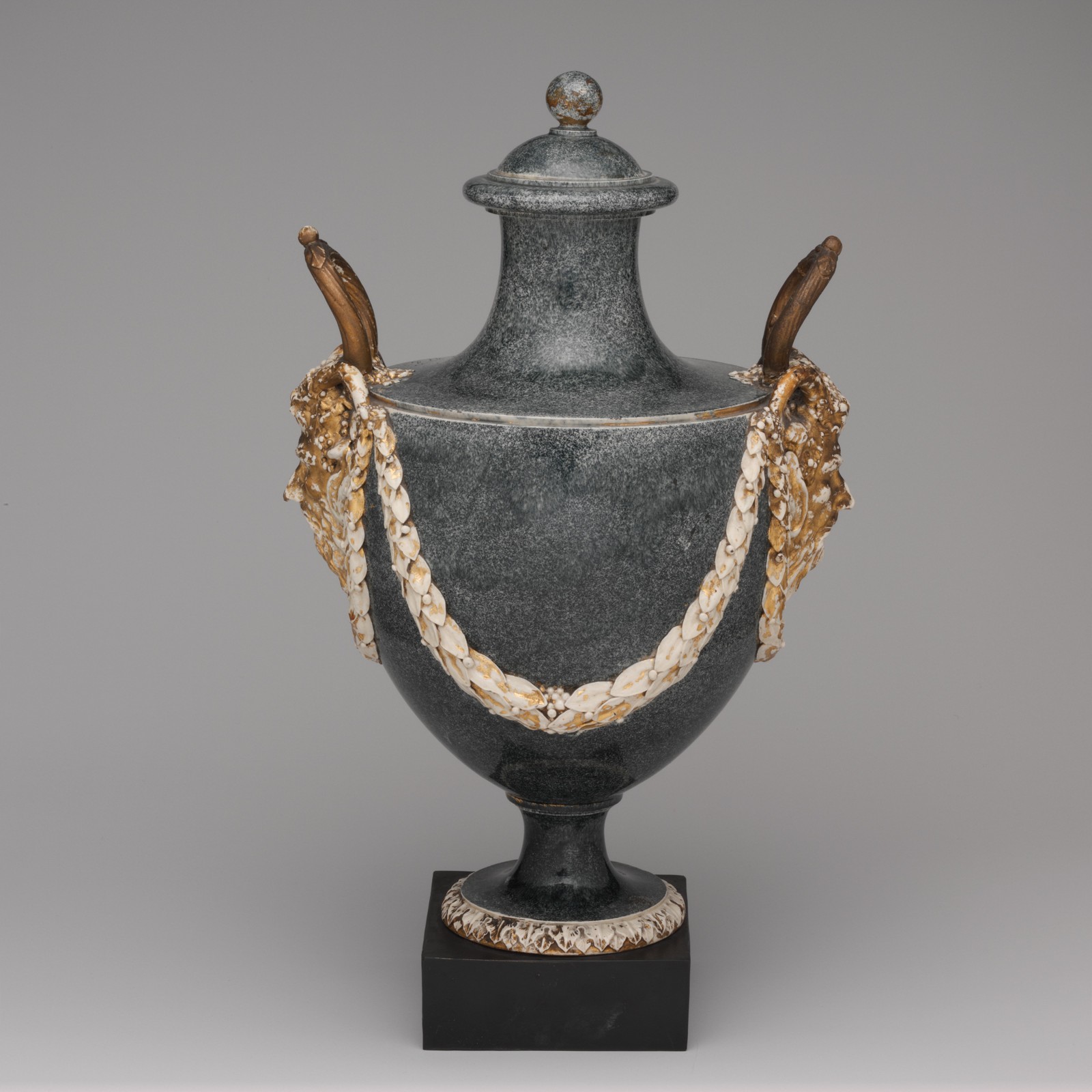 The Metropolitan Museum of Art 蓋付き花瓶 40.68a, b